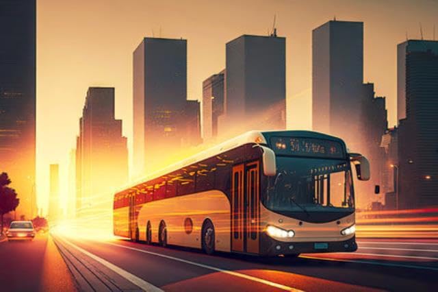 Immagine in legno 50 x 30 cm: autobus guida lungo la strada al tramonto sullo sfondo di edifici illuminati con vista sui tetti del (199698159)