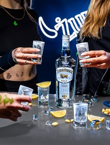 ŻUBRÓWKA BIAŁA Vodka (1 x 700 ml), polnischer Vodka mit der Kraft des Bisons, kristallklarer, aus den Wäldern Polens, ideal für Cocktails und Longdrinks, meistverkaufter Vodka, 37,5 % Alk.