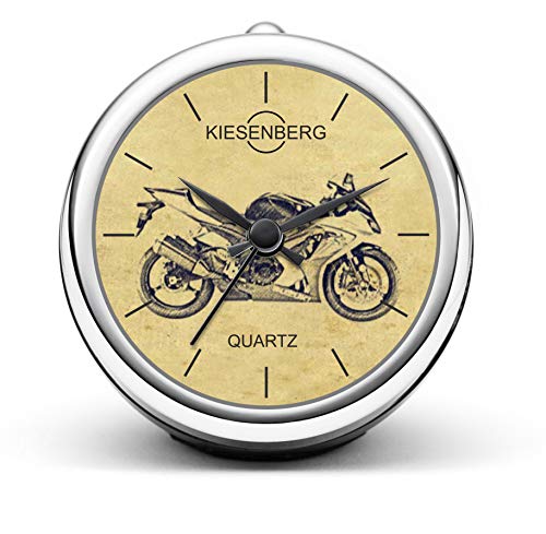 Orologio originale di design del marchio KIESENBERG con design dei fari. Un'attrazione assoluta sullo scaffale, sulla scrivania o nella vetrina. Con uno dei nostri Orologi di design KIESENBERG ogni area della casa diventa un vero e proprio richiamo visivo. L'orologio KIESENBERG Design Watch è costituito da una cassa in metallo nobile con frontale in vetro/cromo - realizzata con materiali di altissima qualità per garantire l'unicità. La consegna avviene in un'esclusiva confezione regalo.