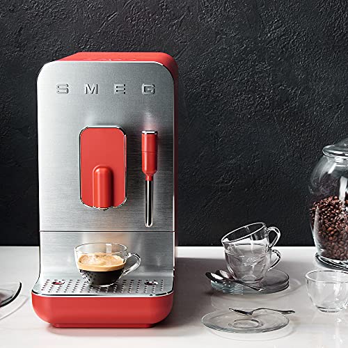 Smeg, Kaffeevollautomat mit Dampffunktion BCC02RDMEU, Dampfdüse, integriertes Mahlwerk, Thermoblocksystem, 1,4 l Tank, 19 Bar Pumpendruck, Kompaktmessungen, 1350W, Rot – Bild 5