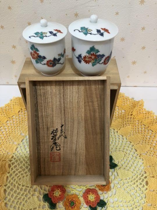 Amazon.co.jp: 人間国宝 13代 酒井田柿右衛門 作 夫婦湯呑 箱付き