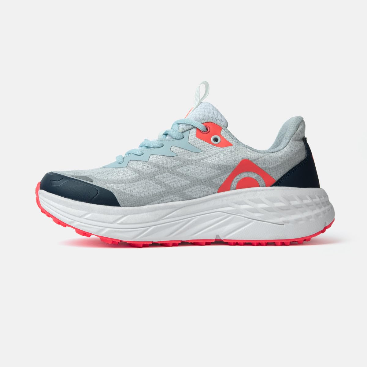 Izas Eagle W Zapatilla de Trail Running de Mujer para Terrenos en Trekking y Senderismo. Exterior de Malla Técnica. Lengüeta Reforzada y Trabilla del Talón Extendida. Gran Adherencia