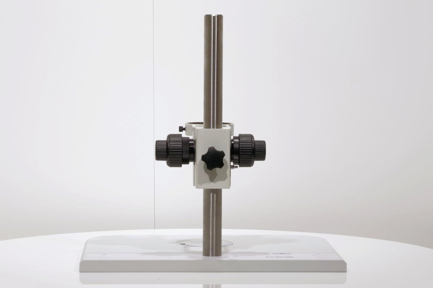 Kompaktes Mikroskop-Tischstativ »MikstaLED L« – ergonomische Aluminium-Bodenplatte, Edelstahlsäule mit Feintrieb – Professionelles Mikroskopstativ »Made in Germany«