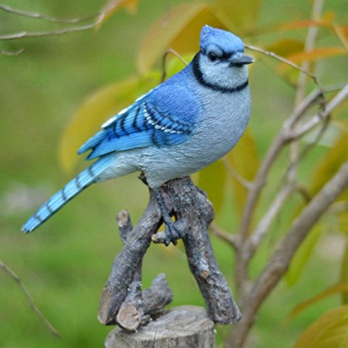 Estatua de pájaro azul en rama