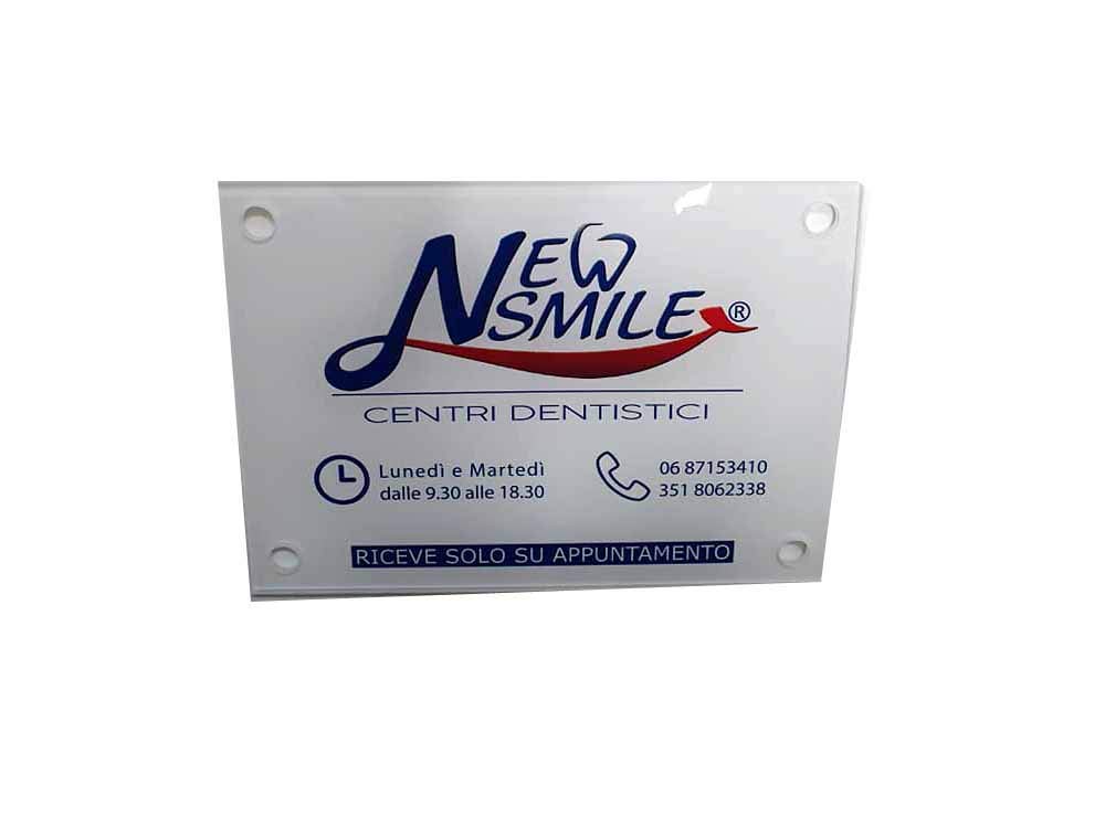Generico Schild in verschiedenen Farben, Schild 10 x 15 cm, 4 Abstandshalter 2,5 cm, 4 Reihen 4 Löcher Logo und Name des Unternehmens und andere, Plexy Glass, Schild 1 Schlüsselanhänger T13