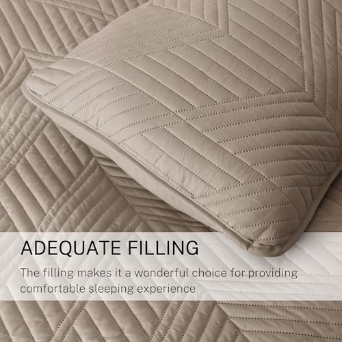 Exclusivo Mezcla California King Quilt Bedding Set, Lightweight Taupe Oversized King Bedspreads Soft Modern Geometric Coverlet Set for All Seasons (1 Quilt and 2 Pillow Shams)