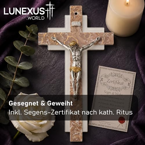 Lunexus Krzyż ścienny szklany krzyż z korpusem Jezusa biały marmur brązowy 26 cm - prezent na chrzest, prezent na komunię, prezent dla chrześniaka, ręcznie wykonany, certyfikat błogosławieństwa