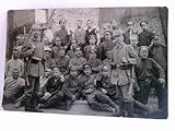  Militaria. Gruppenfoto. Alte Ansichtskarte / Postkarte s/w, ungel. um 1910 ?. Männer in Uniformen, z.T. bewaffnet.