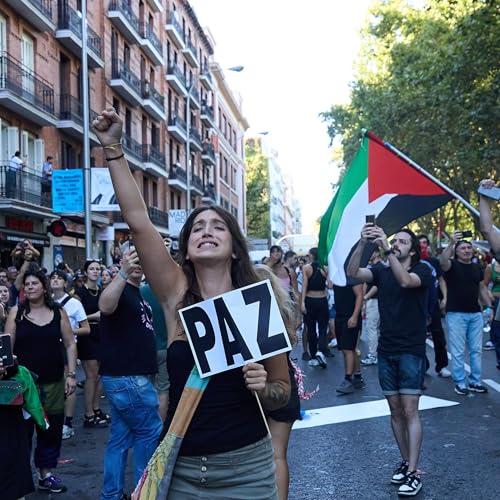 Page de couverture de Tablero Deportivo - La Vuelta 2025: Etapa 21 - Las protestas a favor de Palestina impiden el final de La Vuelta en Madrid