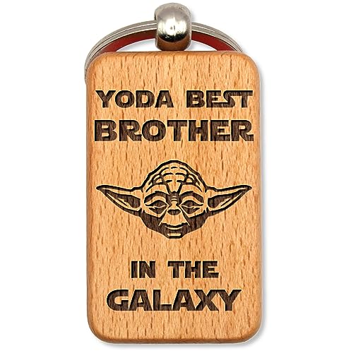 dekolaser24 - Porte-clés fait à la main en bois de hêtre – Yoda Best Brother in the Galaxy – Cadeau pour les fans de Star Wars, frères et sœurs, anniversaire ou Noël, Non personnalisé, M