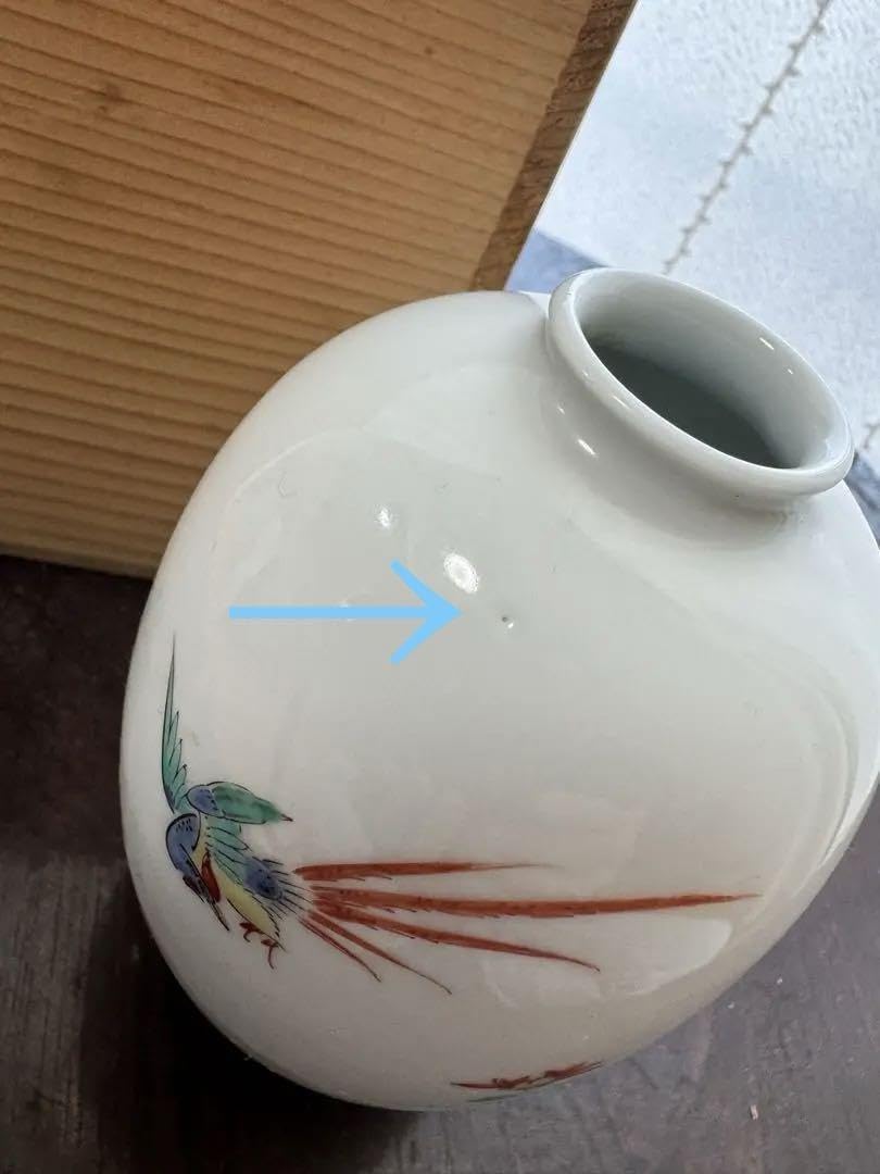 Arita KAKIEMON 柿右衛門　13代　人間国宝　有田焼　花瓶　ミニ Amazon.co.jp: 柿右衛門 13代 人間国宝 有田焼 花瓶 花入 ミニ