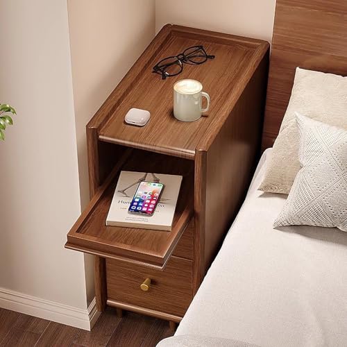 Ampio spazio con design intelligente: questo comodino offre due ampi cassetti e un ripiano aperto per soluzioni di archiviazione versatili. La parte superiore con bordo rialzato assicura che i tuoi oggetti rimangano al sicuro, rendendolo un'aggiunta perfetta ai mobili della tua camera da letto. Migliora il tuo spazio con questo comodino elegante e funzionale, ideale per organizzare gli elementi essenziali completando il tuo arredamento.