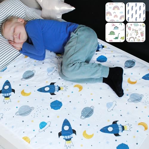 Hygge Sheets Bettunterlage wasserdicht für Kinder | passend für Baby- & Kinderbett bis 90 cm Breite | Atmungsaktive waschbare Matratzenauflage bei Inkontinenz mit seitlichem Einschlag | Weltraum