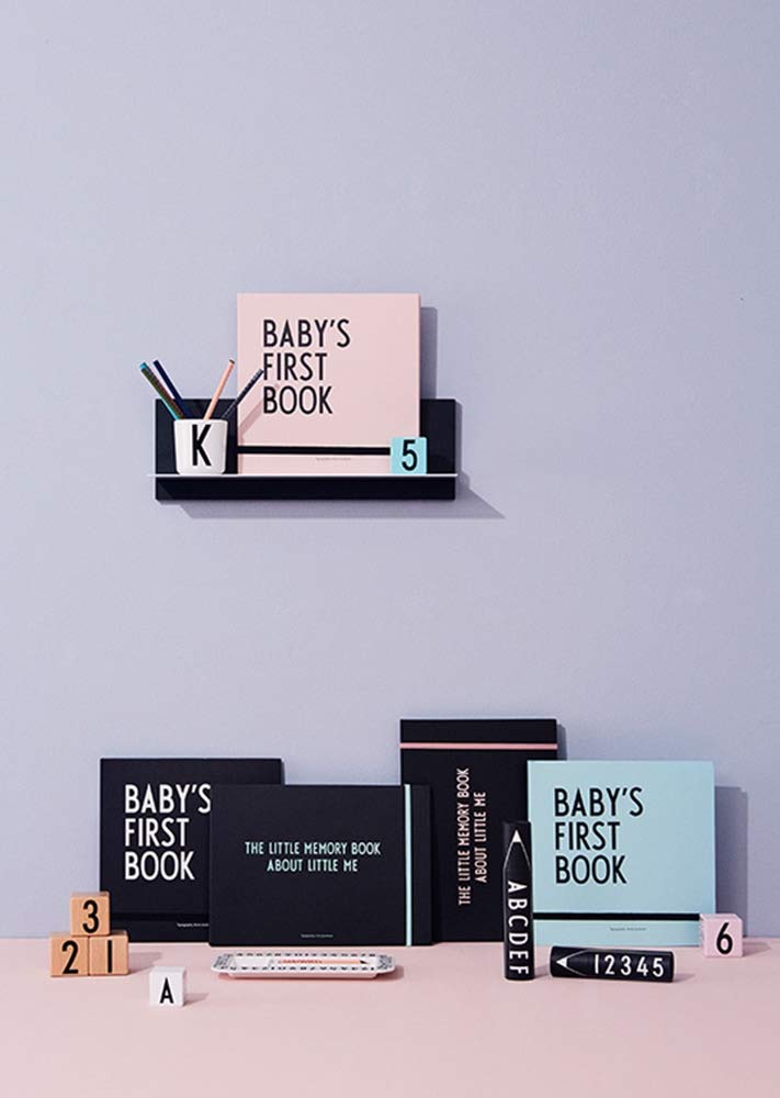 Design Letters Il primo libro del bambino | Libro di attività con carte e busta Milestone per 1 anno | Regalo per la festa del bambino | Libro di carta senza legno | diario di viaggio 25x25 cm