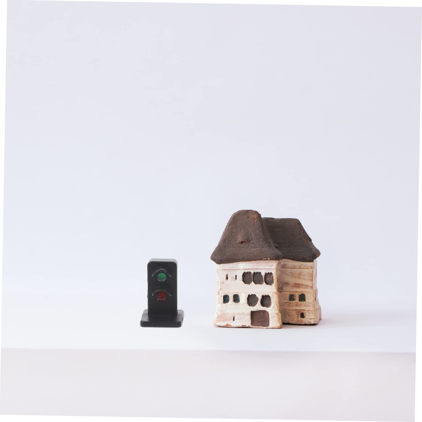 NAMOARLY 2Pcs Mini Traffic Signal Light Model for DIY Sand Table Decor Micro Landscape Lights for Train and Railway Dioramas Unique Accessory for Model Layouts