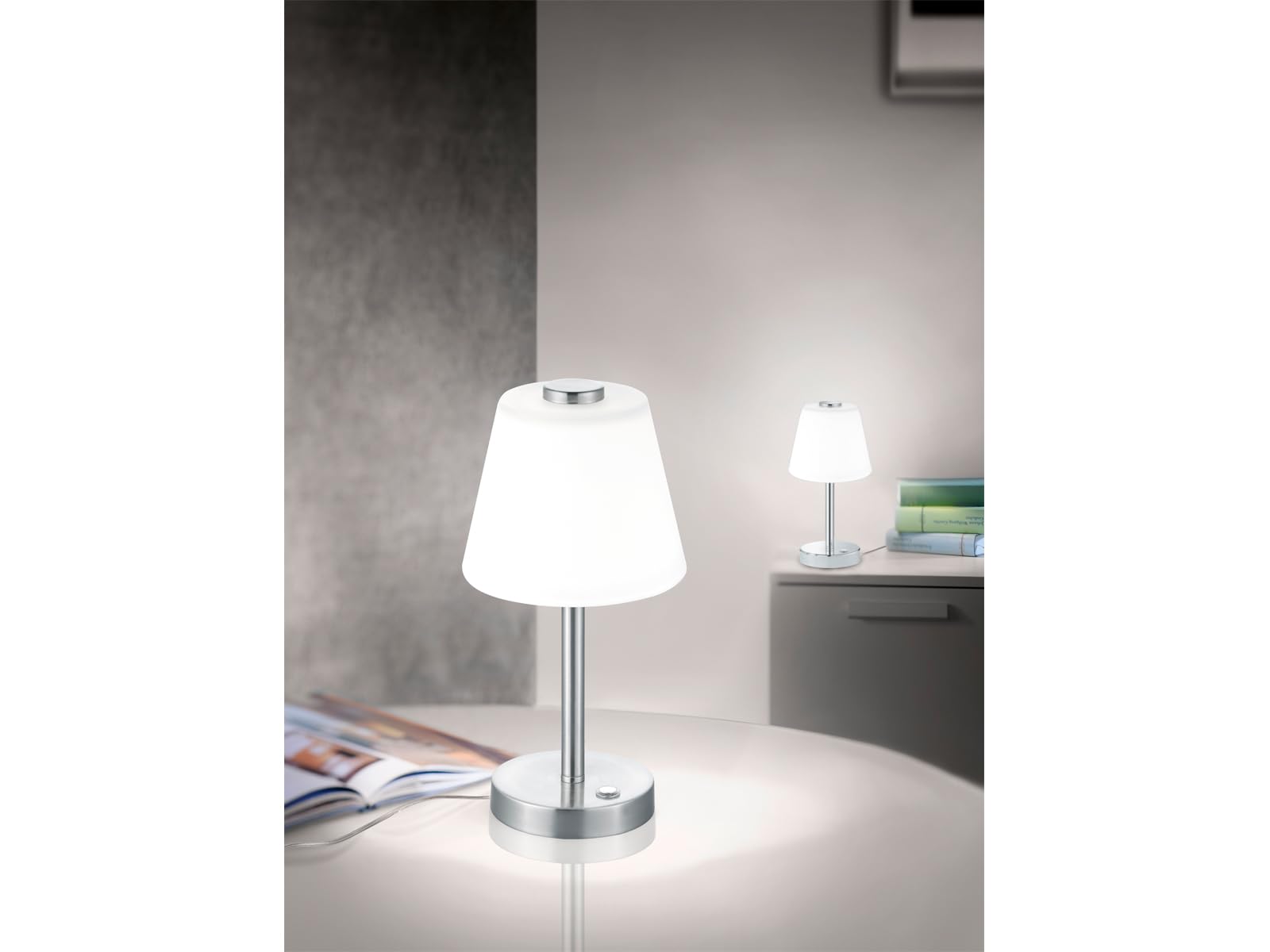 Juego de 2 lámparas LED de mesa Touch en cromo con un cristal de color blanco.