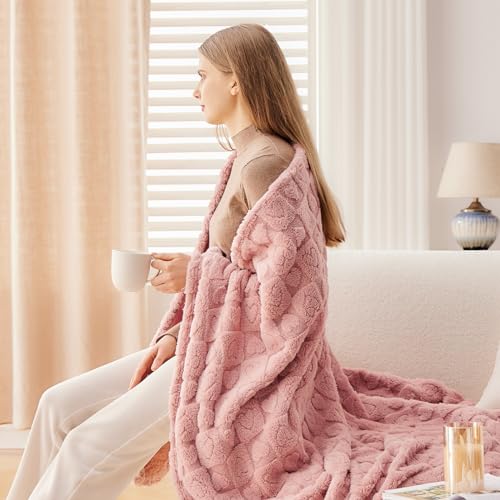 NEWCOSPLAY Super Soft Queen Blanket Pink Premium Silky Flannel Fleece 3D Heart Checkered Lightweight Bed Blanket All Season Use (Pink Heart, Queen(90"x90"))