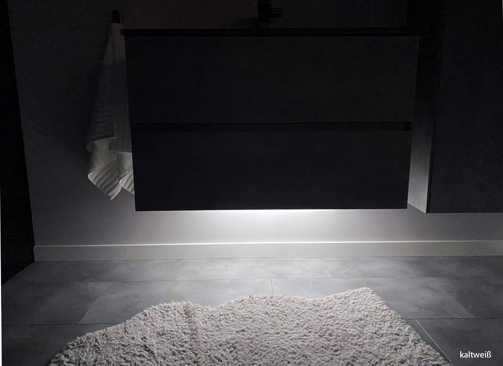 BERNSTEIN - Réglette éclairage bande LED lumineuse adhésive sous meuble de salle de bain Blanc froid 60cm - Aluminium - 6000K