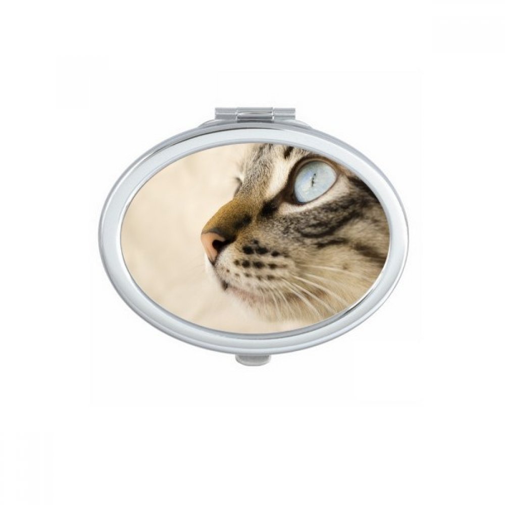 Miroir de maquillage compact ovale pour corriger son teint