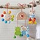HABA 305231 - Hängefigur Bär, Babyspielzeug für Babyschale, Spieltrainer, Kinderbett und Kinderwagen, Holzspielzeug ab 6 Monaten