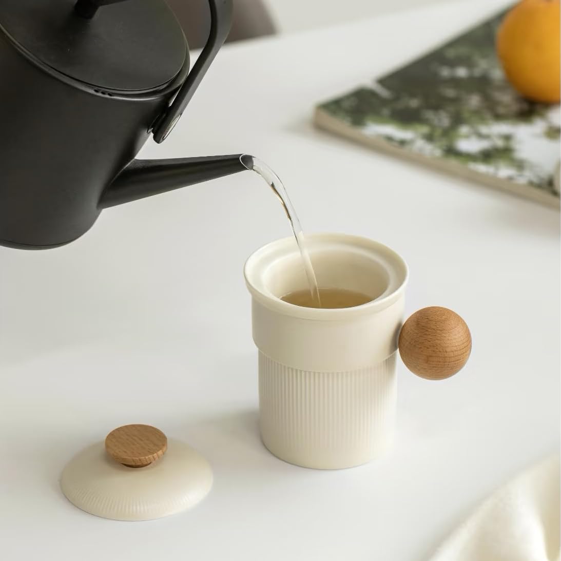 Hermit Life Tasse à thé avec infuseur et couvercle pour stepper en vrac, tasse à thé en porcelaine blanc crème avec passoires, poignée globulaire en bois naturel, tasse diffuseur de thé, cadeau de thé