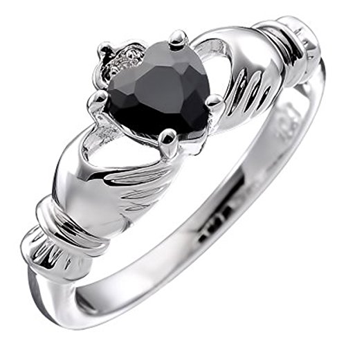 Bague Claddagh argent cœur noir dans sa boîte cadeau