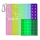 【親子のおもちゃ】親子のコミュニケーションを促進し、親子の絆を深めることができます。遊びながら、論理力、集中力、社交力、推論力、創造力を身につけましょう。これは子供たちがアルファベットを学ぶのにも非常に適しています。ボードゲームをしながら正しいアルファベットを見つけるのは楽しいでしょう 【学習玩具 】この教育玩具は、子供の記憶を改善し、インタラクティブなゲームを奨励し、洗練された運動能力の開発に役立ちます。おもちゃだけでなく、子供の算数の能力を鍛えることができます。小さな子供に初歩的な算数を教え...