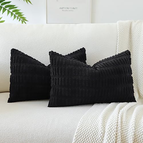 Housse de coussin velours côtelé noir au design lignes bohémiennes chic