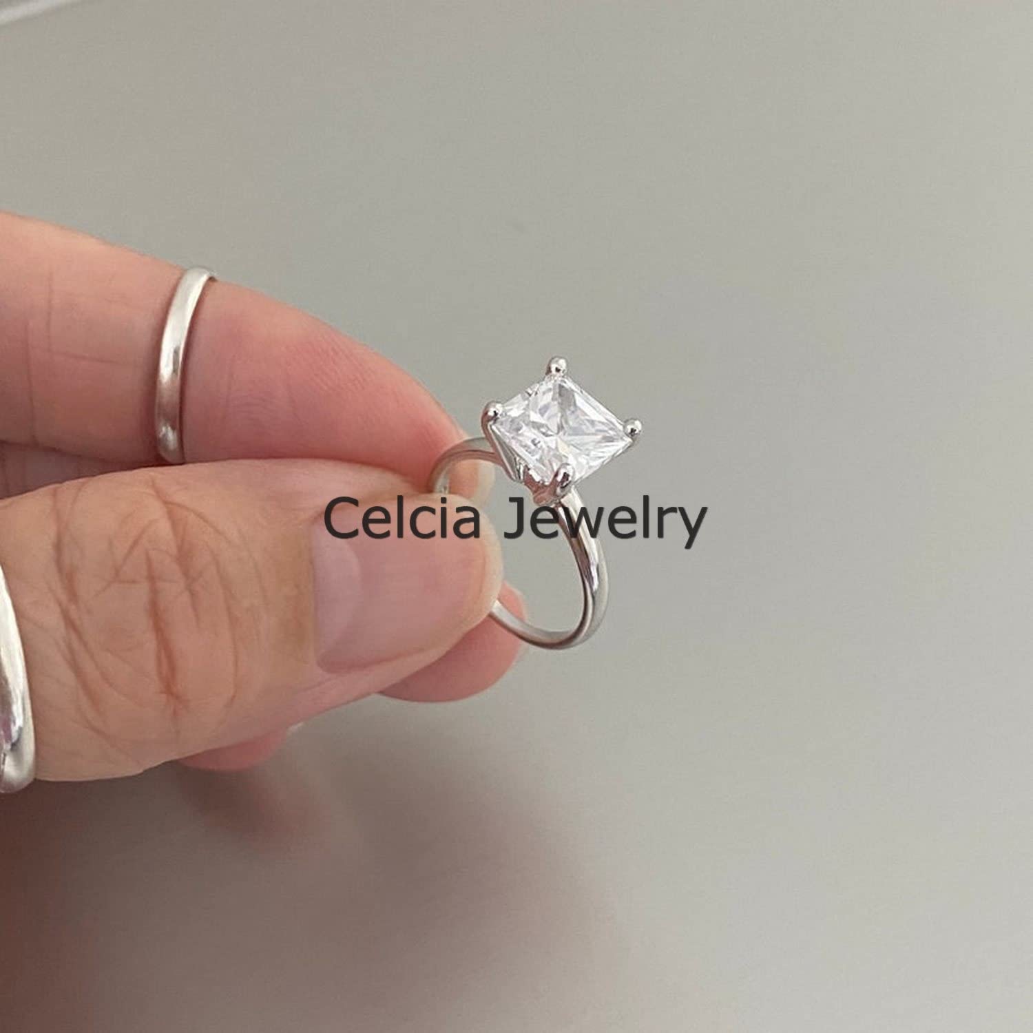 Anillo de declaración de CZ blanco natural, anillo solitario, anillo de regalos de ceremonia de boda, anillo minimalista, anillo del día de la madre, hermoso anillo de piedra natal de abril para mujer