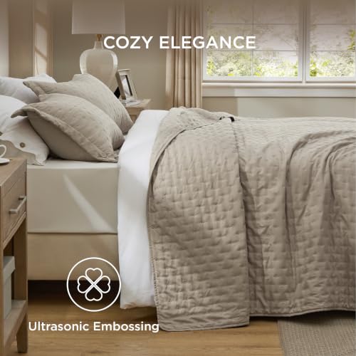 Image of Bedsure King Quilt - Taupe Bedspread King Size & Lightweight Comforter, Modern Farmhouse Coverlet with Clover Pattern, Ultra Soft All-Season Bedding, 106 x 96 Inches