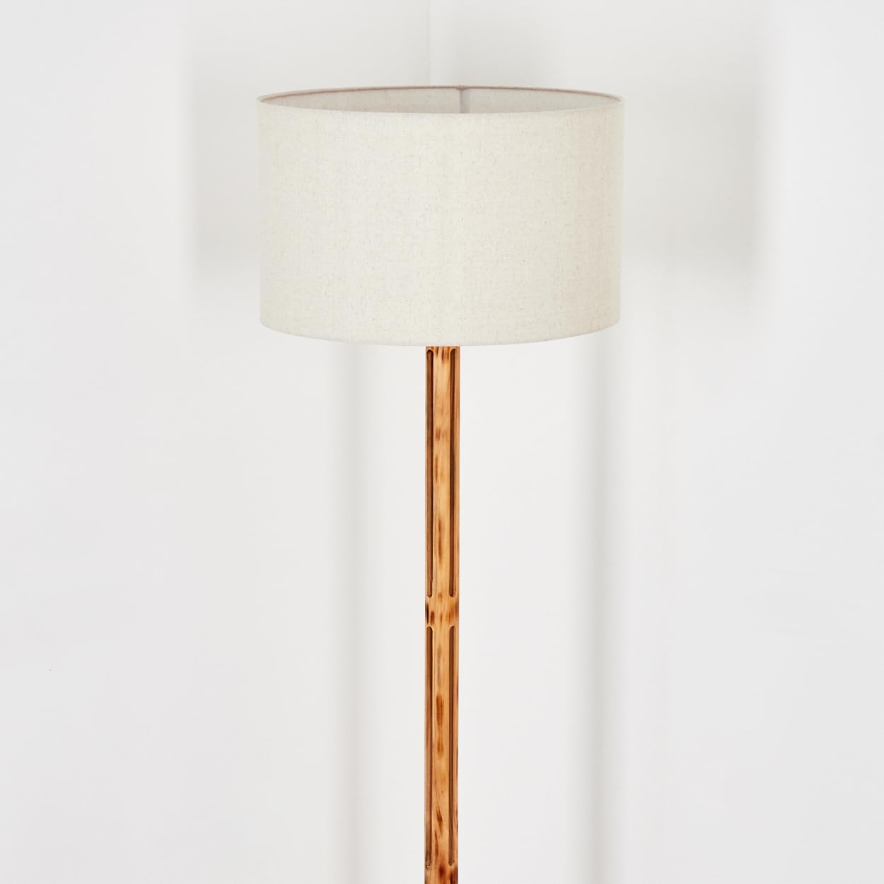 HOFSTEIN Stehleuchte Flemming, Stehlampe aus Holz im modernen Boho-Design, Schirm aus Stoff, Ø 50 cm, 158 cm, E27, mit Fußschalter - Wohnzimmer, Schlafzimmer, Esszimmer, Flur