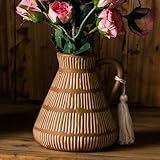 Style rustique unique : ce vase de ferme dispose d'une charmante poignée et d'un élégant design à pompons, mettant en valeur un motif rayé vertical. Son style unique en fait une superbe pièce maîtresse qui complète à la fois la décoration rustique et moderne, parfaite pour améliorer n'importe quelle pièce de votre maison.