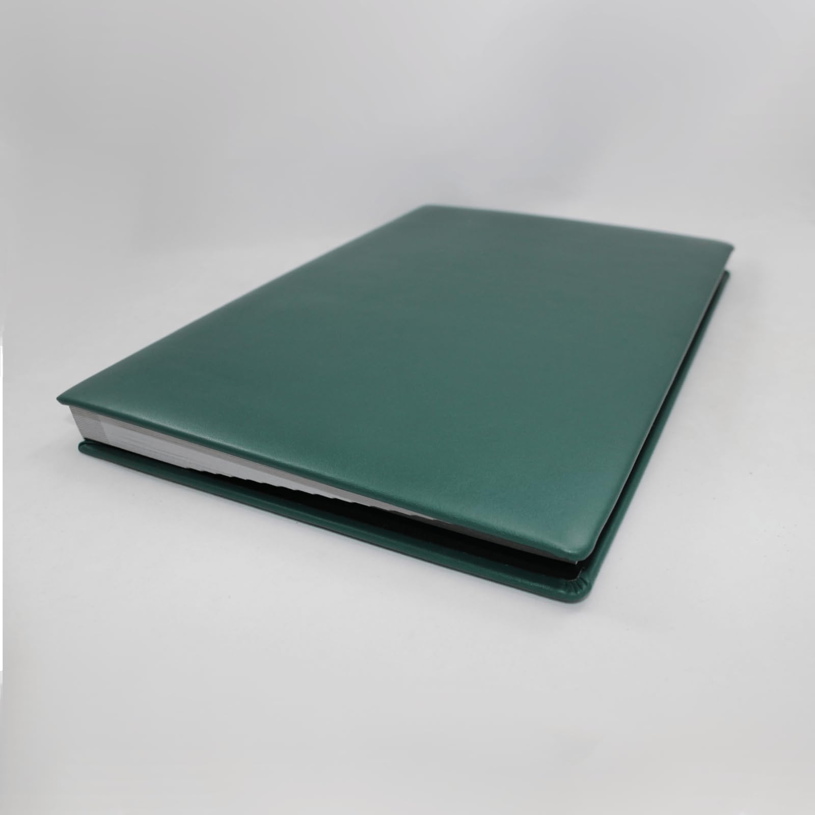 Unterschriftenmappe aus glattem Vollrindleder in Grün, Softcover, dehnbarer Rücken, 20 Register-Trennblätter aus stabiler grauer Kartonage, Aufnahme von DIN A4, Prägungen auf Anfrage