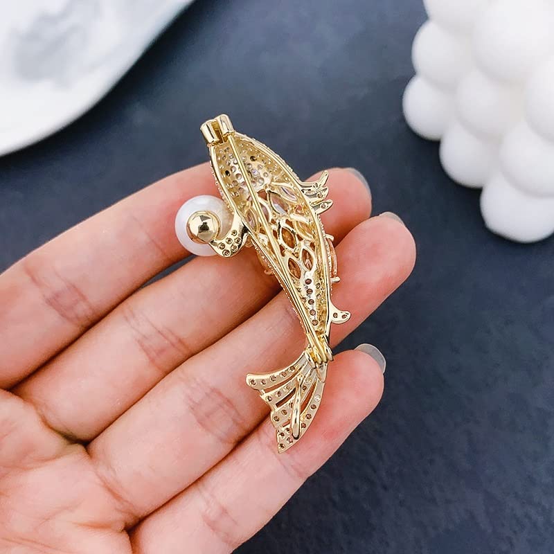 Broche poisson pour pull en maille idéale lors d'un rendez-vous professionnel - 4