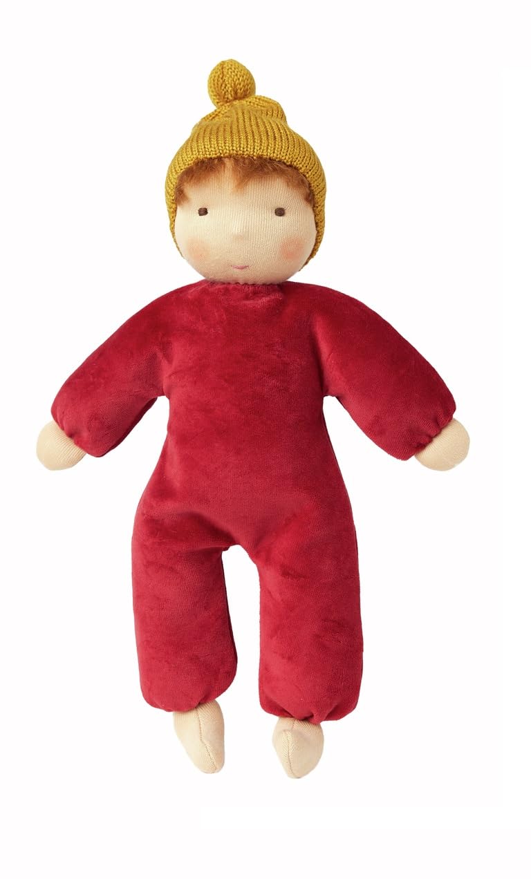 Käthe Kruse Waldorfpuppe Nana Rubin – Rubinroter Nicki-Anzug, Handgefertigte Schmusepuppe aus Bio-Baumwolle und Bio-Schafschurwolle, 35 cm