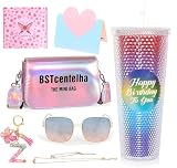 【Set cadeau initial personnalisé de 8 pièces 】Cet ensemble cadeau de 8 pièces comprenant un sac crossbody à la mode, une bouteille d'eau de sport de 24 oz, une paire de lunettes de soleil à la mode, un collier initial, un bracelet initial, un porte-clés de lettre initiale, une carte de bénédiction et une boîte cadeau. Chaque objet est un favori de la foule, vous épargnant le tracas de choisir des cadeaux individuels. Budget-friendly et bien emballé!