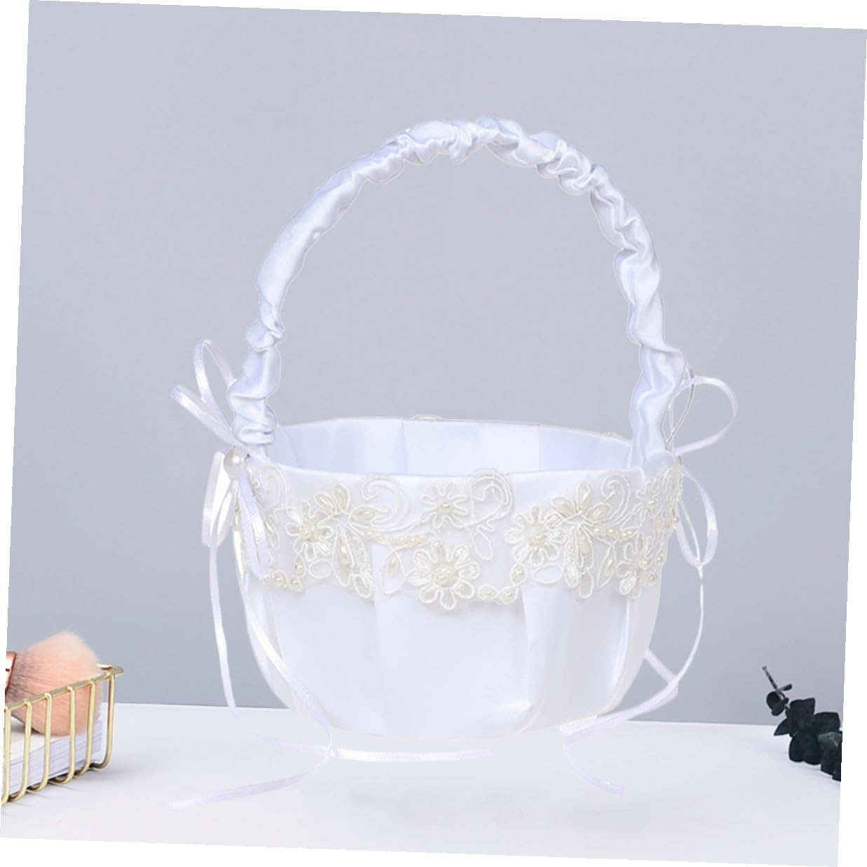 White Lace Wedding Flower Basket with Satin Bowknot and Pearl Handle, Delicate Flower Girl Basket for Western Wedding Ceremony and Petal Carrying, Elegant Bridal Party Supplies