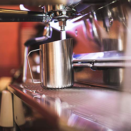 Barista & Co Jarra de espuma de leche de acero inoxidable, esfera en jarra de leche con medidas internas para espumar y… - Imagen 7