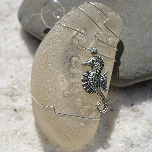 Miniatura 4 de Adorno de cristal de mar con dije de caballo de mar plateado Elige tu color de cristal de mar esmerilado, verde y marrón.