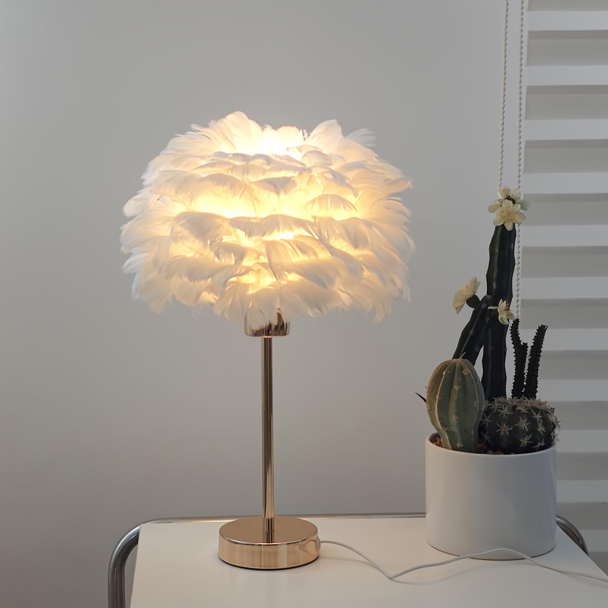 Lampe Federn Nachttischlampe Puschel Feder Tischleuchte E27 Tischlampe mit Kabel Warmweiß Federlampe Künstliche Federn Flauschige Gold Dekolampe für Schlafzimmer Wohnzimmer, 35cm x 47cm