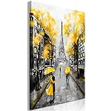 decomonkey Bilder Paris Menschen 60x90 cm 1 Teilig Leinwandbilder Bild auf Leinwand Vlies Wandbild Kunstdruck Wanddeko Wand Wohnzimmer Wanddekoration Deko Eiffelturm Frankreich Gelb Regen