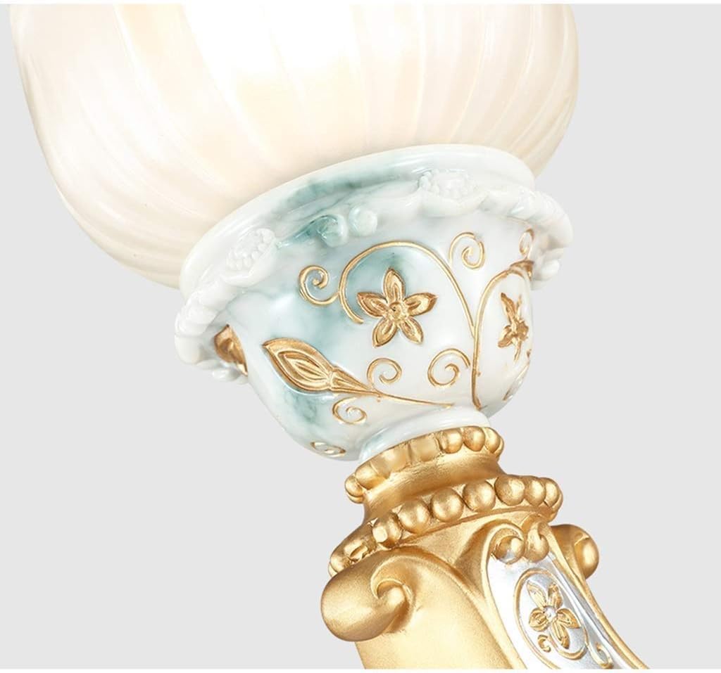 Lumières d'art classique or sculpté pour illuminer un escalier d'entrée