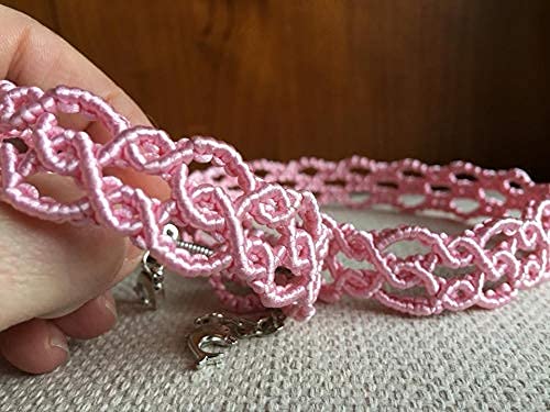 Conjunto gargantilla y pulsera macramé hecho a mano con cordón de seda en color rosa. La pulsera mide aprox.17 cm. de largo La gargantilla 30 cm., cadena para ajustar