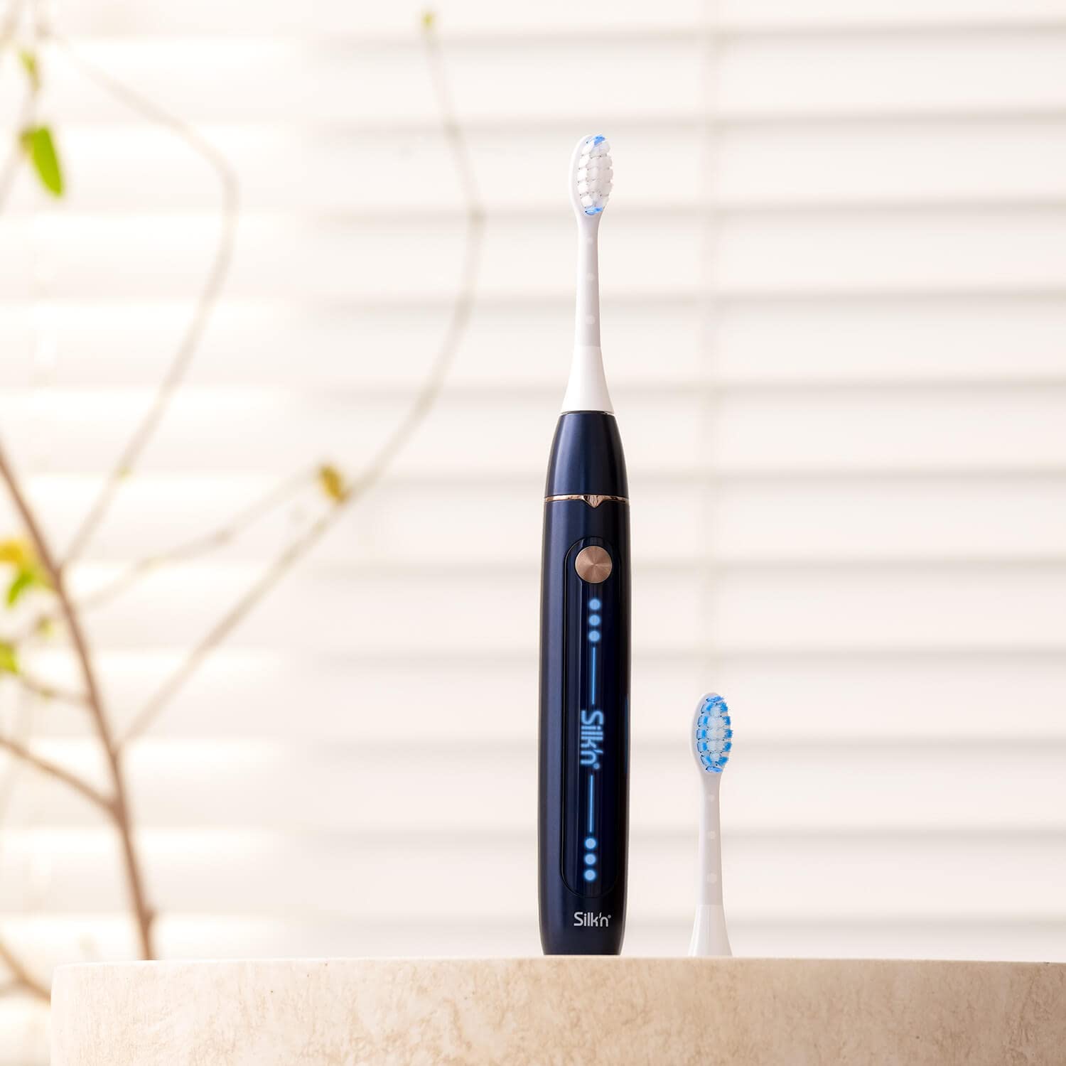 Silk'n Set de cepillo de dientes eléctrico con set de repuesto - SonicYou and Refill Set - con paquete de 4 cabezales de cepillo blancos - Idea de regalo - Azul oscuro