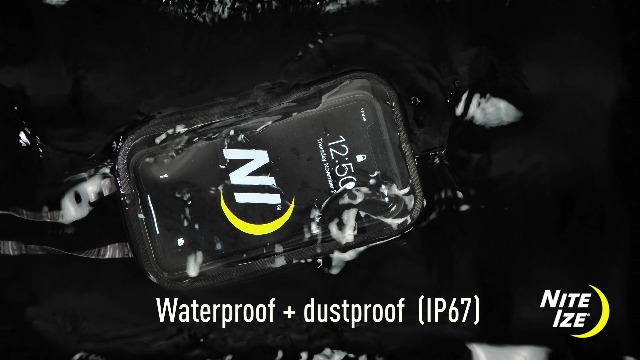 Amazon.com: Nite IZE Runoff Waterproof Phone Case with TRU Zip Technology -  IP67 Waterproof Phone Case & Lanyard - Poolside & Beach Accessories for  Cell Phone - Charcoal : Cell Phones & Accessories