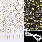 600 Stk Mini Perlen Set Rund Weiß Buchstabenperlen mit Gold Alphabet Buchstaben und Schwarz Perlen mit Gold Herz Motiv Perlen zum Auffädeln Bastelperlen mit Loch Acrylperlen für DIY Schmuck usw.