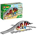 Enthält 8 gerade LEGO-DUPLO-Eisenbahnschienen, 4 schräge Schienen zum Bauen der Eisenbahnbrücke sowie einen gelben Signalstein, um ein Signal ertönen zu lassen