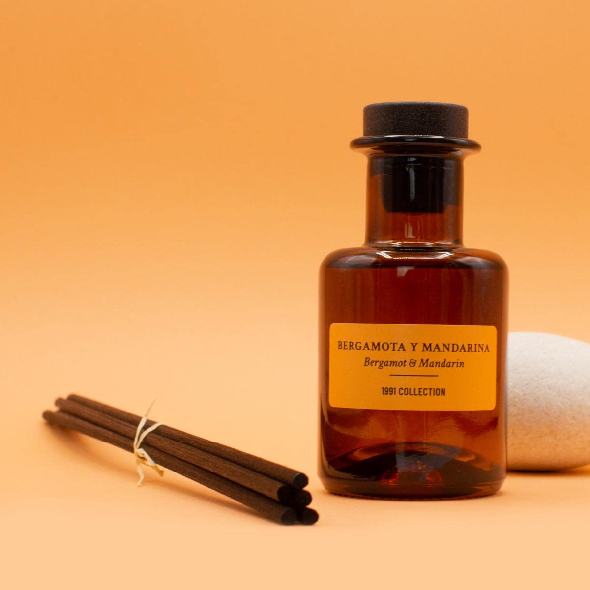 SYS Aromas Ambientador Mikado Bergamota y Mandarina 1991 - Difusor con Varillas de Ratán - Aroma Cítrico y Herbal - Larga Duración - Ideal para Hogar, Oficina, Baño - 100 ml con 5 Varillas