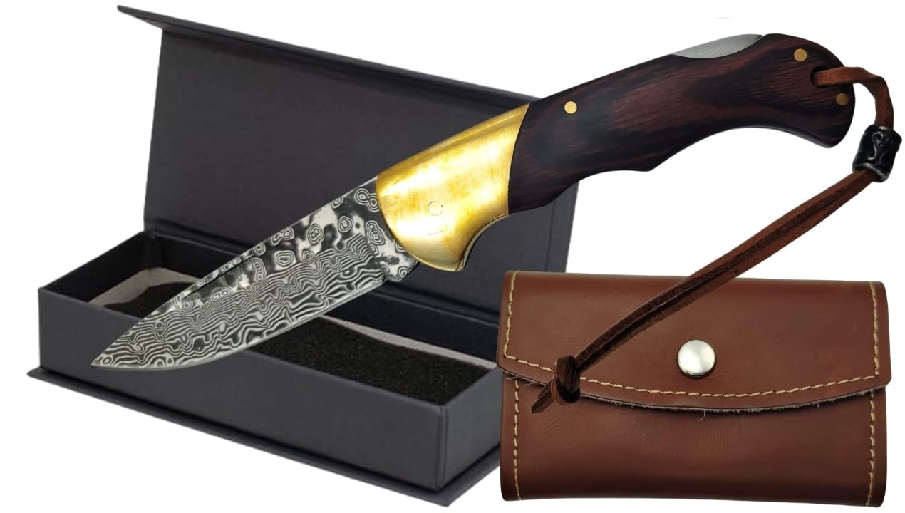 Navaja Damasco 73 Capas | Hoja 6 cm, Back Lock, Virola Alpaca, Caja Imantada | Llavero Monedero de Piel Hecho en España para 6 Llaves con Cierre de Botón (Damasco Marrón)