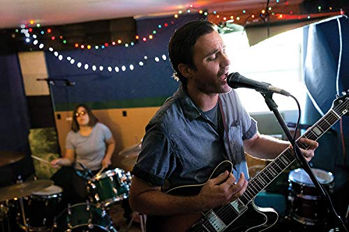 Shure PGA58 Dynamisches Mikrofon-Handheld-Vokalmikrofon mit Ein/Aus-Schalter, 3-pin-XLR-Anschluss, 15 ’XLR-zu-QTR-Kabel, Standadapter und Reißverschlussbeutel (PGA58-QTR-E)